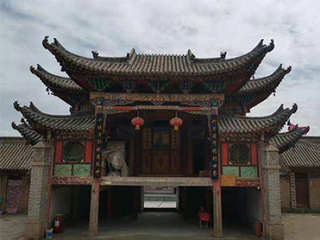 甘肃​仿古建筑四合院,四合院至少有多年的历史，在中国各地有多种类型，其中以北京四合院为典型。兰州古建筑四合院通常为大家庭所居住，提供了对外界比较隐秘的庭院空间，其建筑和格局体现了中国传统的尊卑等级思想以及阴阳五行学说。