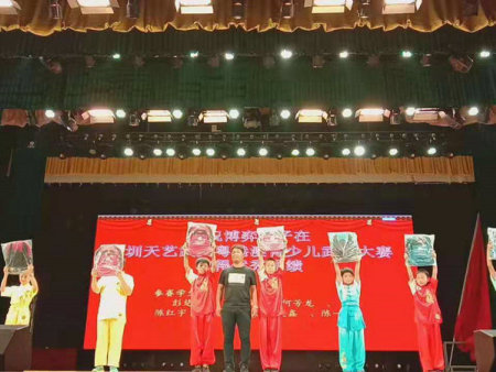 校长为深圳比赛学生颁奖