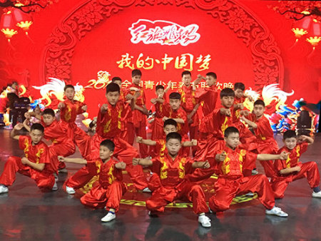 参加青少年春节联欢晚会