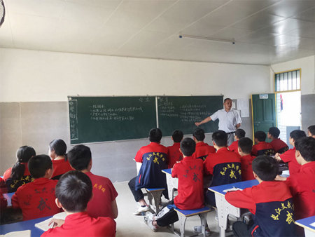 小班教学,每班不超40人
