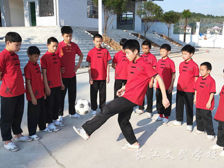 课余爱好“踢足球”