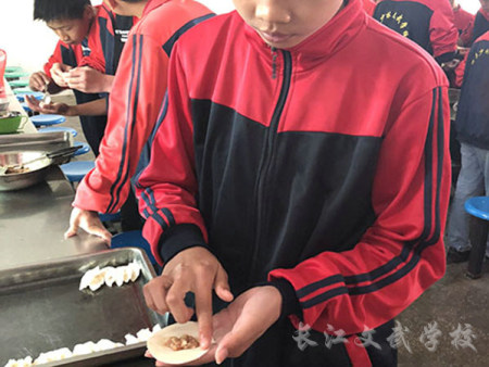 组织学生其乐融融包饺子