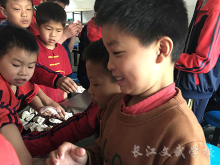 组织学生其乐融融包饺子