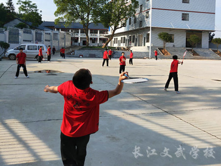 课余爱好“组队打羽毛球”