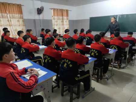 小班教学,每班不超40人