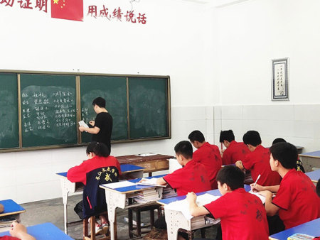 小班教学,每班不超40人