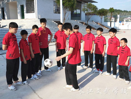 课余爱好“踢足球”