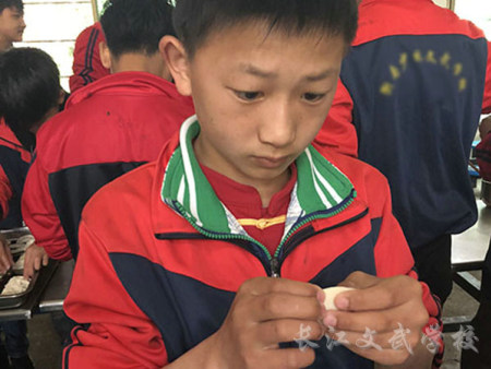 组织学生其乐融融包饺子