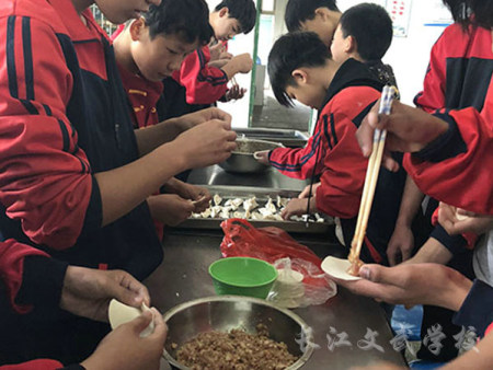 组织学生其乐融融包饺子
