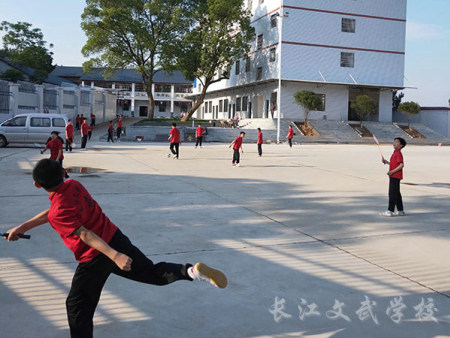 课余爱好“组队打羽毛球”