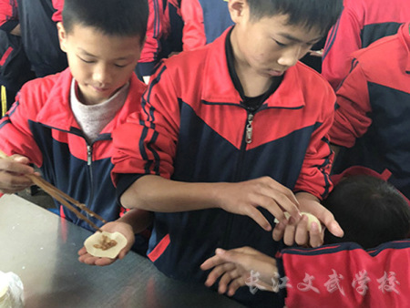 组织学生其乐融融包饺子