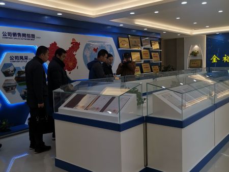 县委常委、县纪委书纪宁俊祺帮扶困难职工(1)