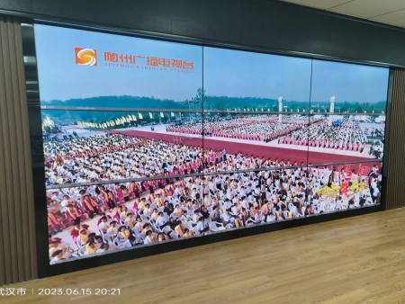 武汉某社区拼接屏项目采用京东方原装原厂整机55寸3.5拼缝屏9块，组成一套3*3的拼接墙；多台广告机和触控一体机，采用前维护的安装方式，方便以后的售后及检修