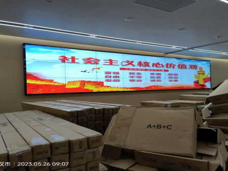 武汉某医院拼接屏项目采用京东方原装原厂整机55寸3.5拼缝屏71块，组成二套3*8，2*2和一套3*5的拼接墙；