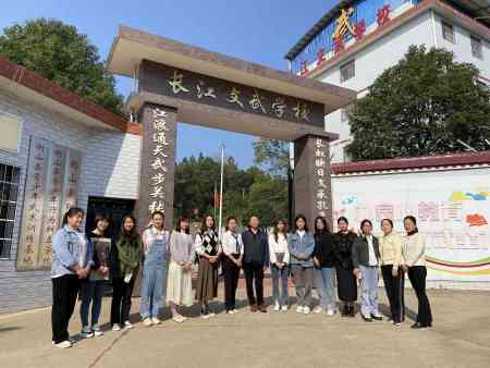 学校以文为主，师资力量雄厚