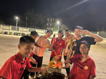学校组织烧烤节