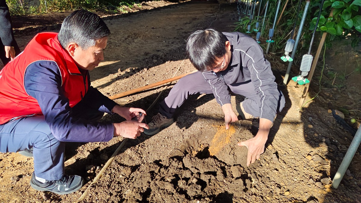 廣西中醫(yī)藥大學(xué)李院長(zhǎng)和廣西民族師范學(xué)院李許明博士赴廣西大華肥業(yè)有限公司走訪(fǎng)調(diào)研