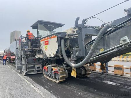 青海明飞w380冷再生机组高速养护一以机械之力重塑道路新生