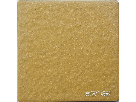黄 色