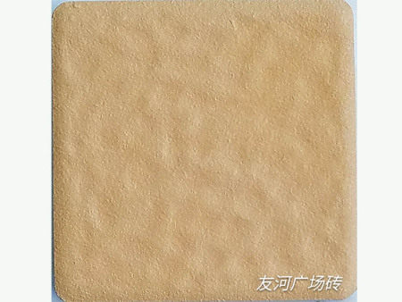 黄 色