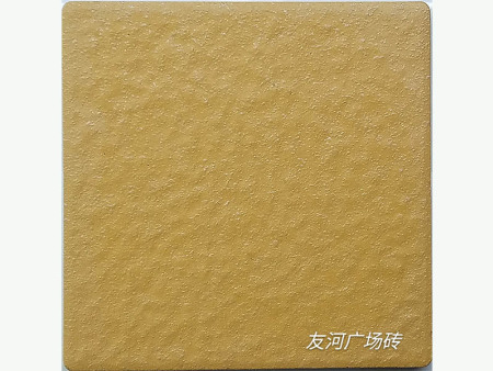 黄 色