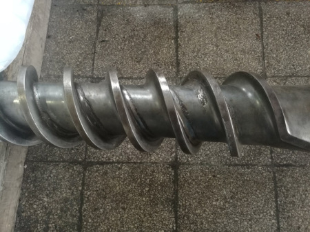 进口连续混炼机双螺杆工作面修复前